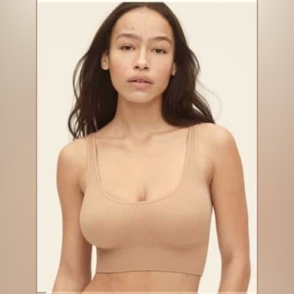 NWT GapBody by GAP Women’s Seamless Ribbed Bralette in nude Sz M